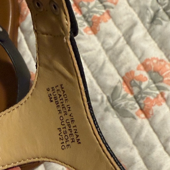 Michael Kors Black and Tan Women's Sandals - Picture 4 of 4